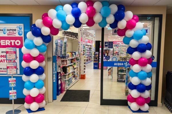 Arco di palloncini colorati all'ingresso del negozio Acqua e Sapone a Roma Portuense
