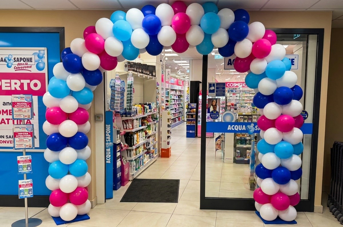 Arco di palloncini colorati all'ingresso del negozio Acqua e Sapone a Roma Portuense