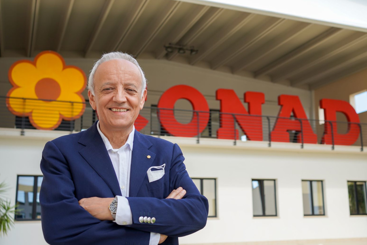 Antonio Di Ferdinando, Amministratore Delegato Conad Adriatico, davanti all'insegna Conad: modello cooperativo