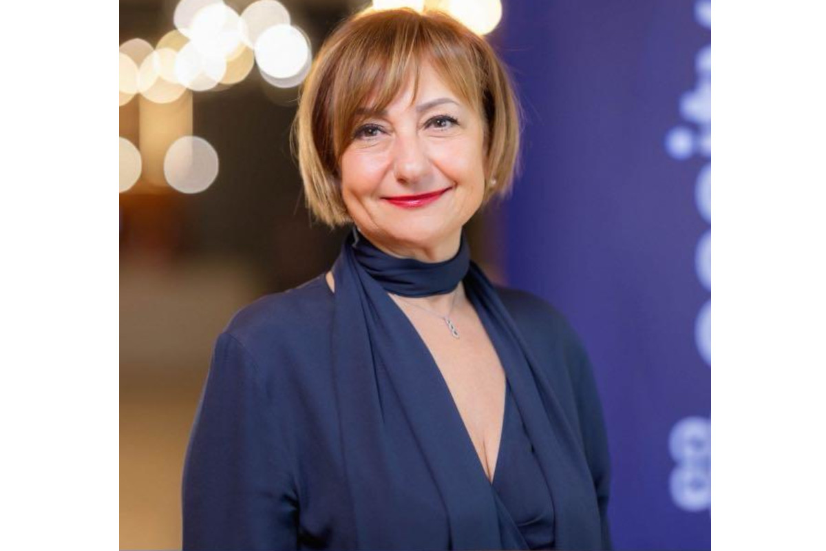 Ritratto di Lucia Tagliaferri, neoeletta Direttrice Generale di Coop Italia, in abito scuro elegante
