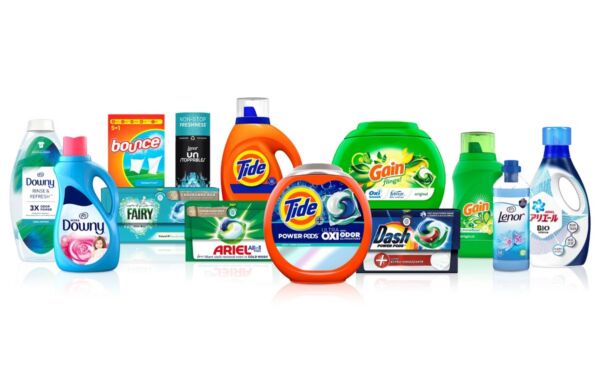 Gamma di detersivi e prodotti per la cura della casa: Dash, Tide, Ariel, Dash, Lenor e altri marchi su sfondo bianco.