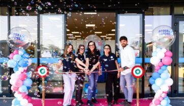 Inaugurazione nuovo punto vendita Acqua & Sapone con taglio del nastro e palloncini colorati