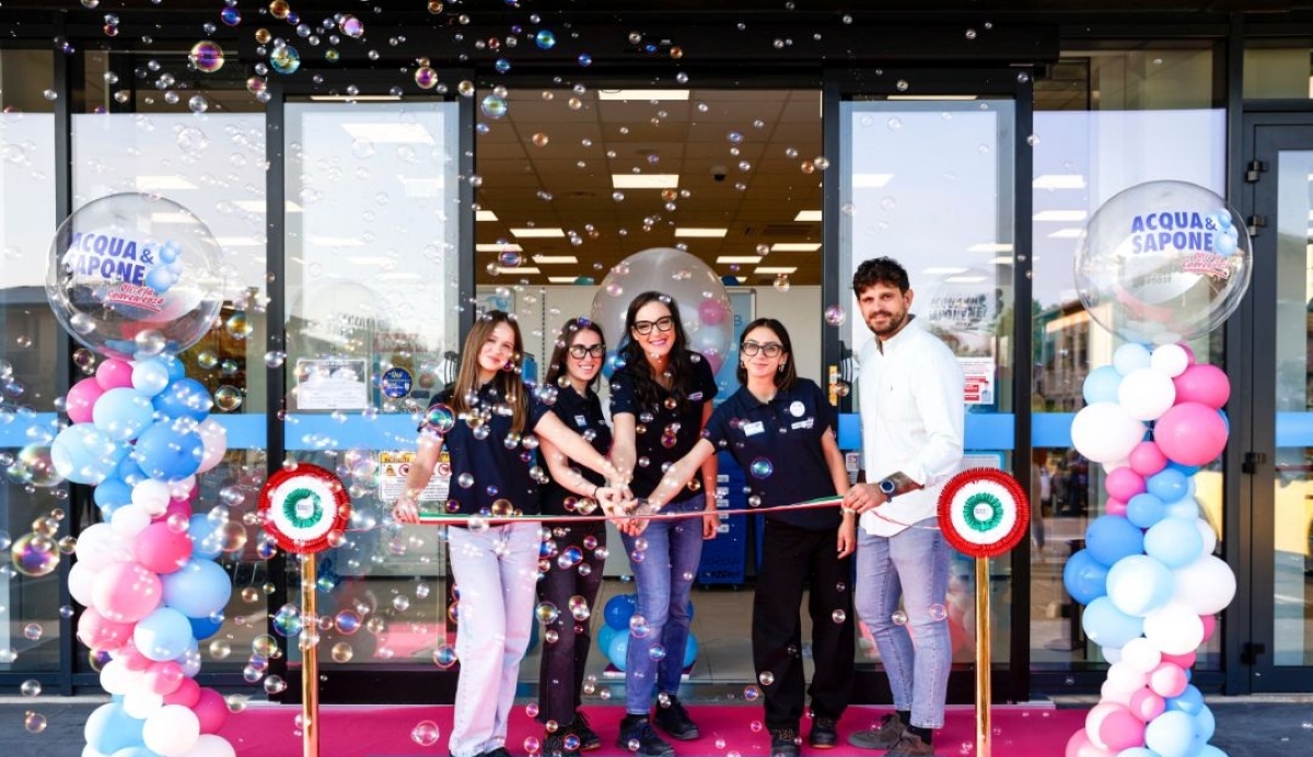 Inaugurazione nuovo punto vendita Acqua & Sapone con taglio del nastro e palloncini colorati