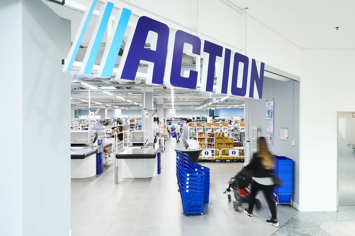 Ingresso del nuovo store Action a Messina: insegna blu, casse e carrelli nel sesto punto vendita siciliano