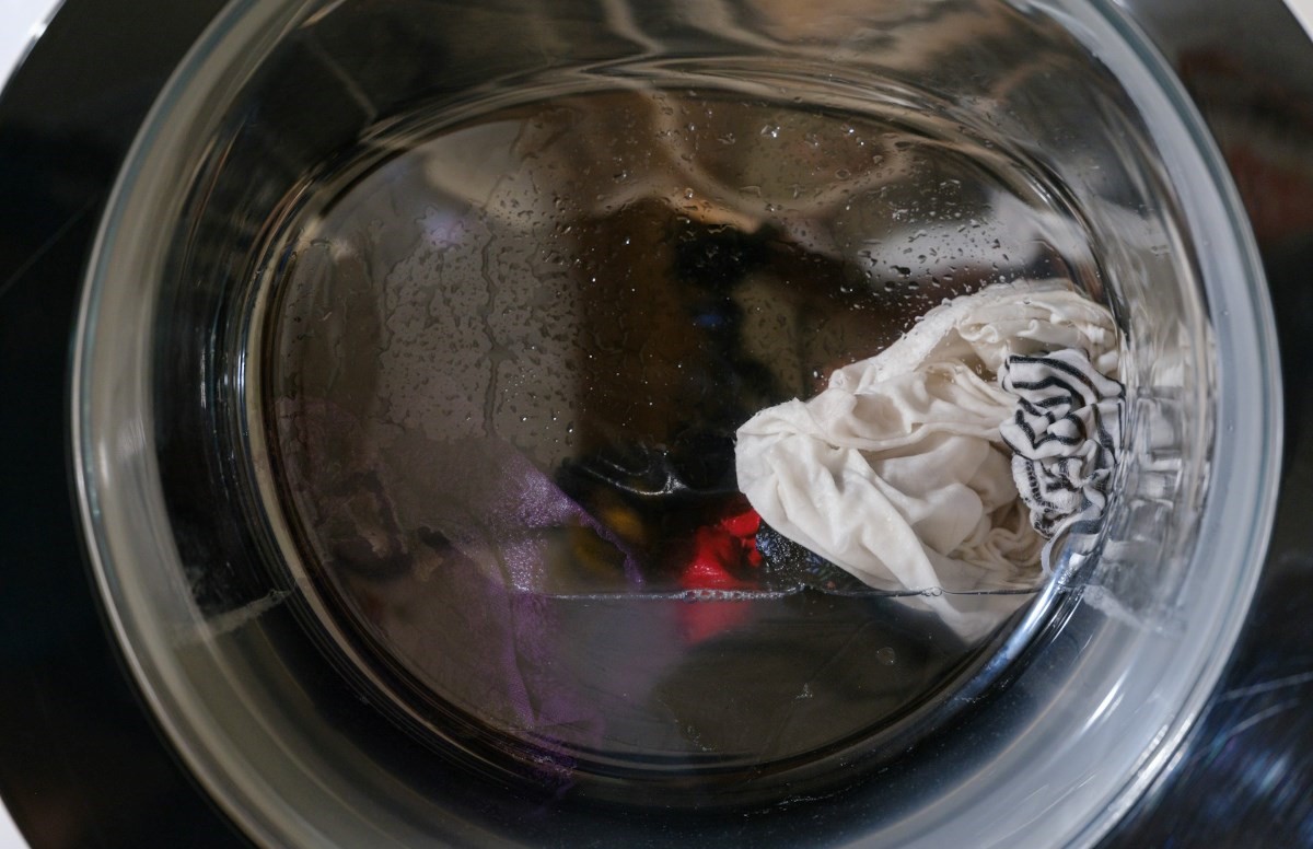 Vaso di vetro con acqua sporca e straccio bianco: metafora del diritto alla riparazione e delle nuove regole post-vendita.