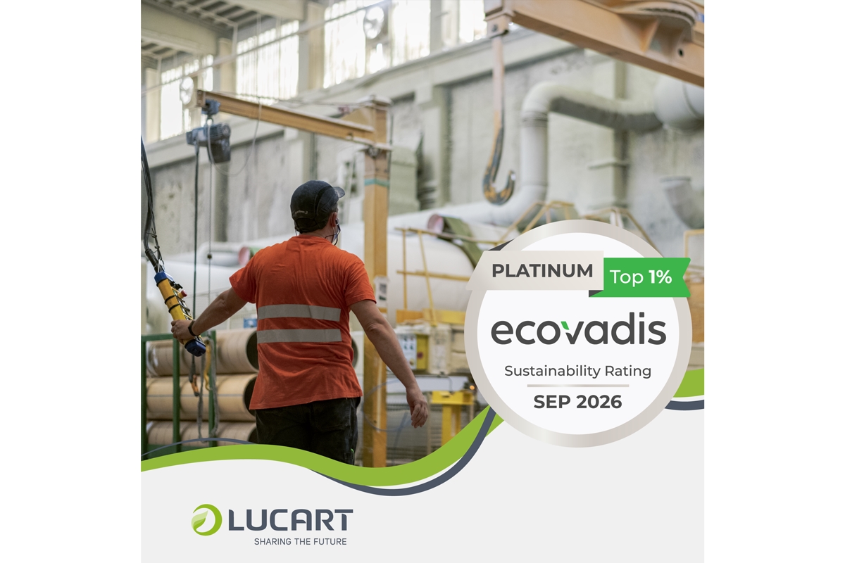 Lucart Platinum EcoVadis 2026: operaio in stabilimento e logo rating sostenibilità Top 1%