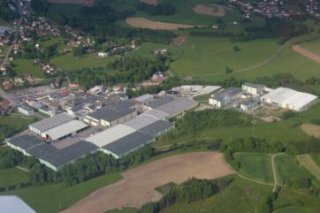 Veduta aerea dello stabilimento Lucart in Francia, con capannoni industriali immersi nel verde