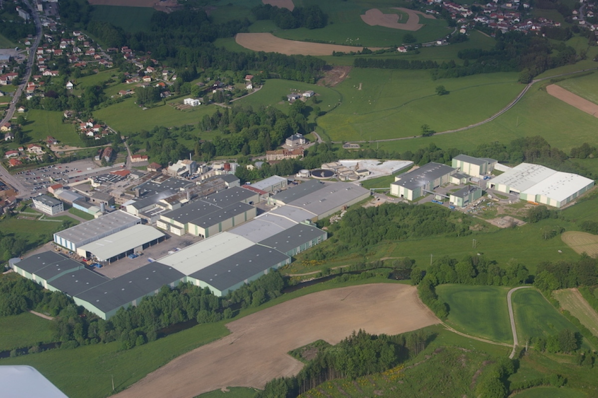 Veduta aerea dello stabilimento Lucart in Francia, con capannoni industriali immersi nel verde