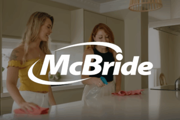 Logo McBride su due donne che puliscono la cucina con prodotti private label