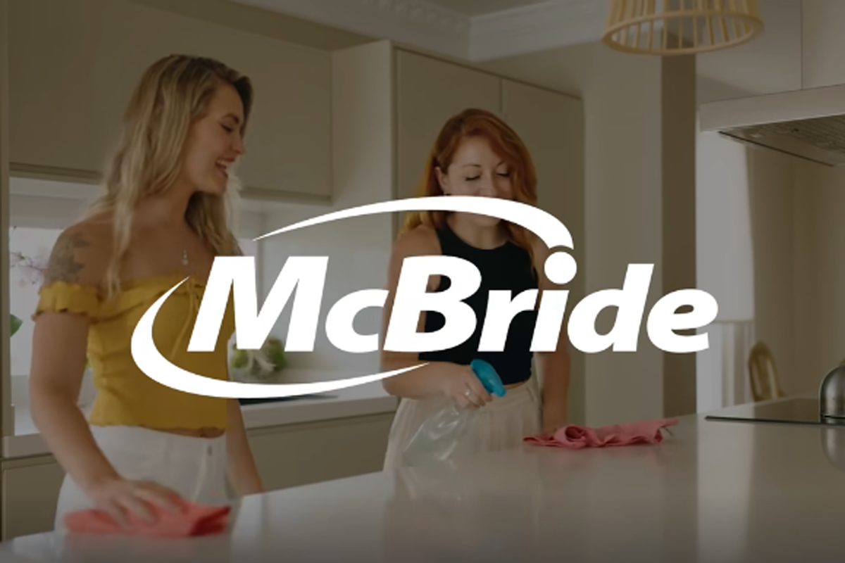 Logo McBride su due donne che puliscono la cucina con prodotti private label