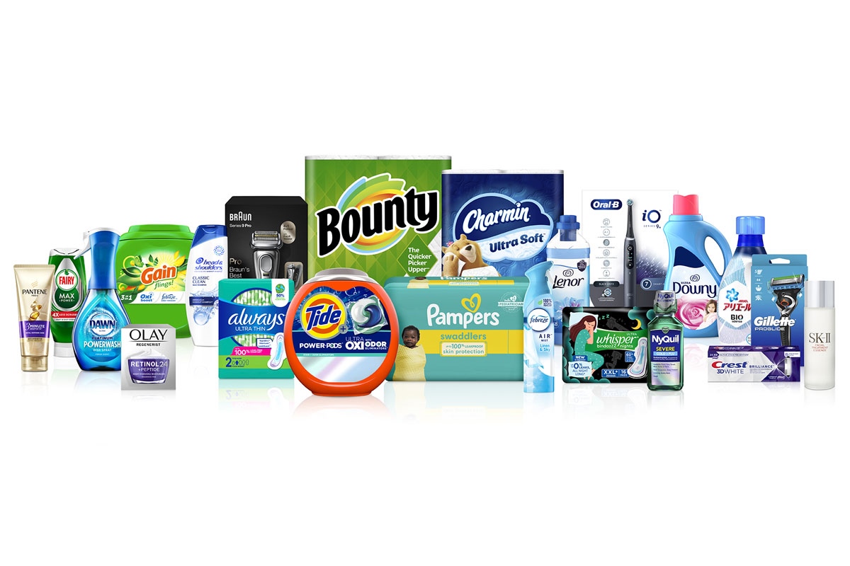 Prodotti P&G su sfondo bianco per retail media: detergenti, igiene personale e cura della casa