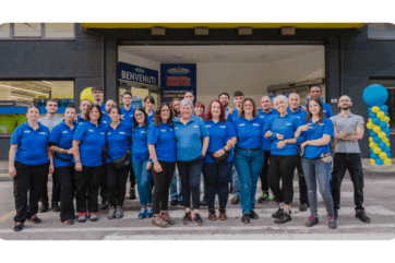 Nuovo punto vendita Risparmio Casa a Verbania: staff in divisa blu davanti al negozio per 30 assunzioni.