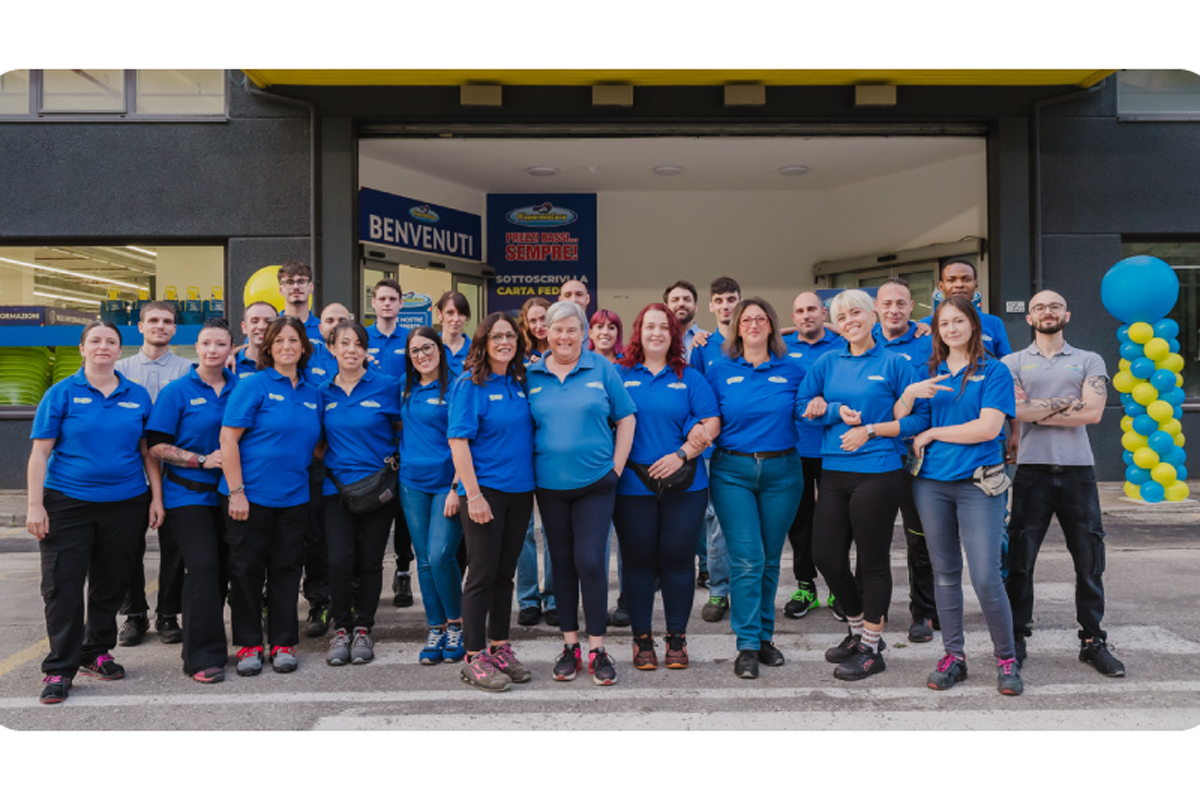 Nuovo punto vendita Risparmio Casa a Verbania: staff in divisa blu davanti al negozio per 30 assunzioni.
