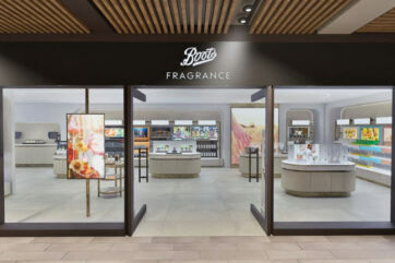 Boutique Boots Fragrance a Londra. Vetrina negozio profumi e cosmetici. Mercato fragranze in fermento.