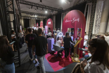 Folla a Milano Beauty Week 2025. Stand cosmetici, Milano is Beauty. Evento bellezza e make-up.