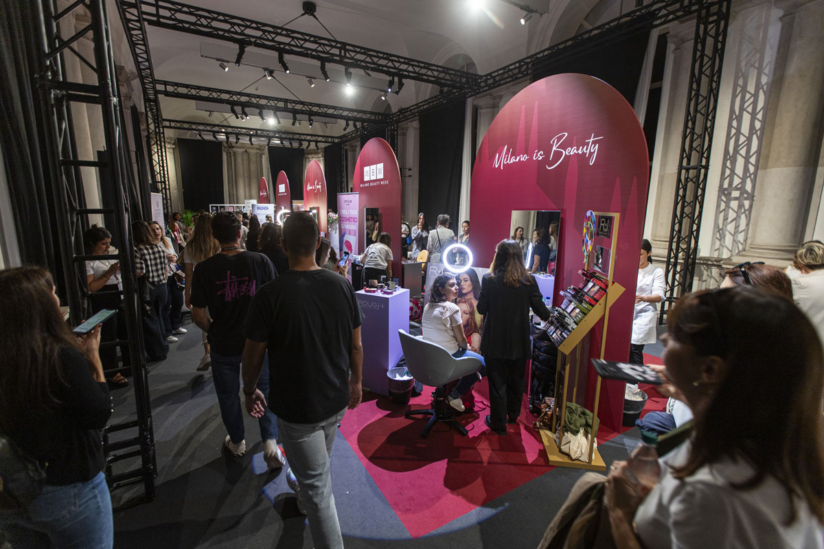 Folla a Milano Beauty Week 2025. Stand cosmetici, Milano is Beauty. Evento bellezza e make-up.