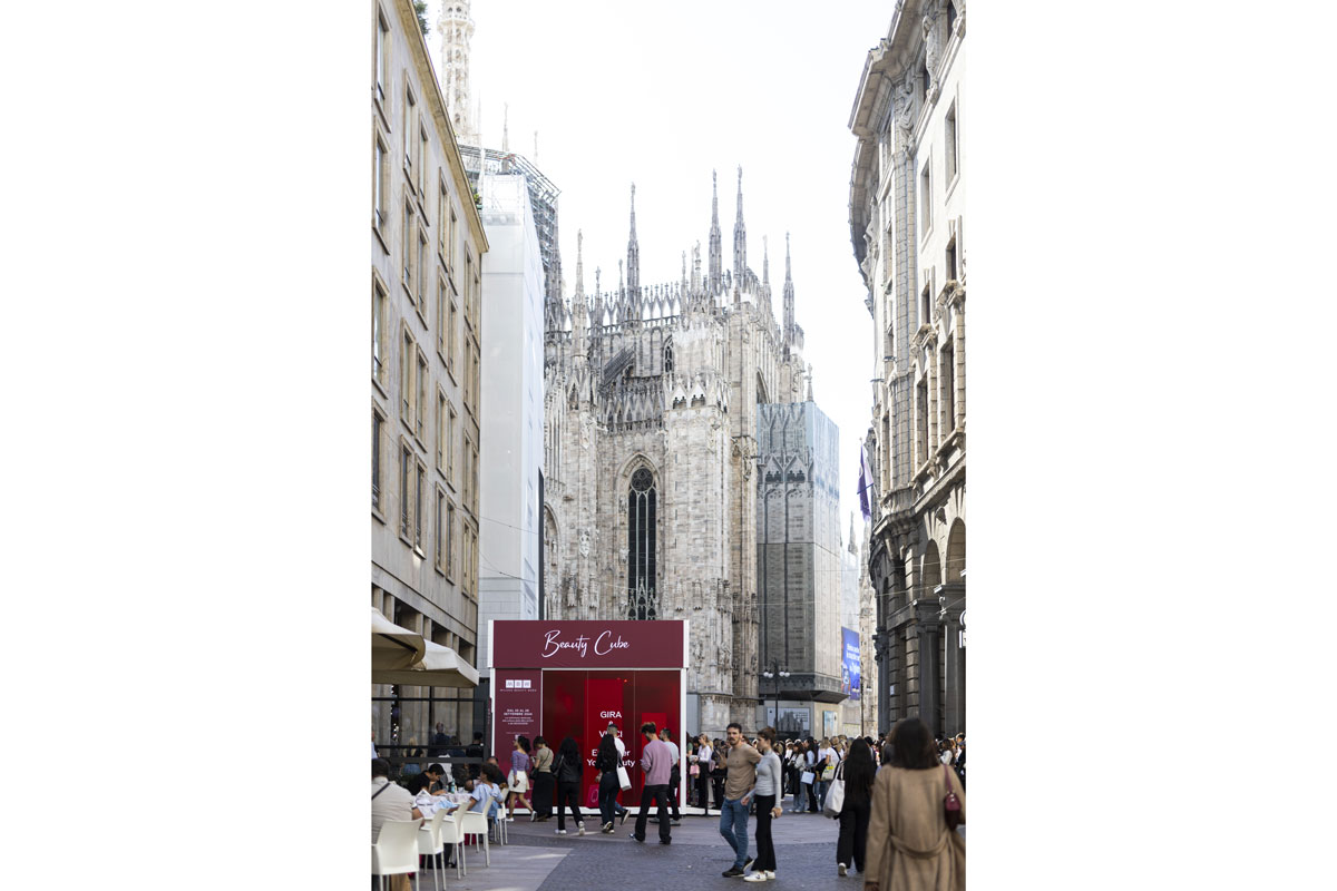 Milano Beauty Week 2025: Duomo di Milano e stand cosmetici. Evento bellezza e cura della persona.