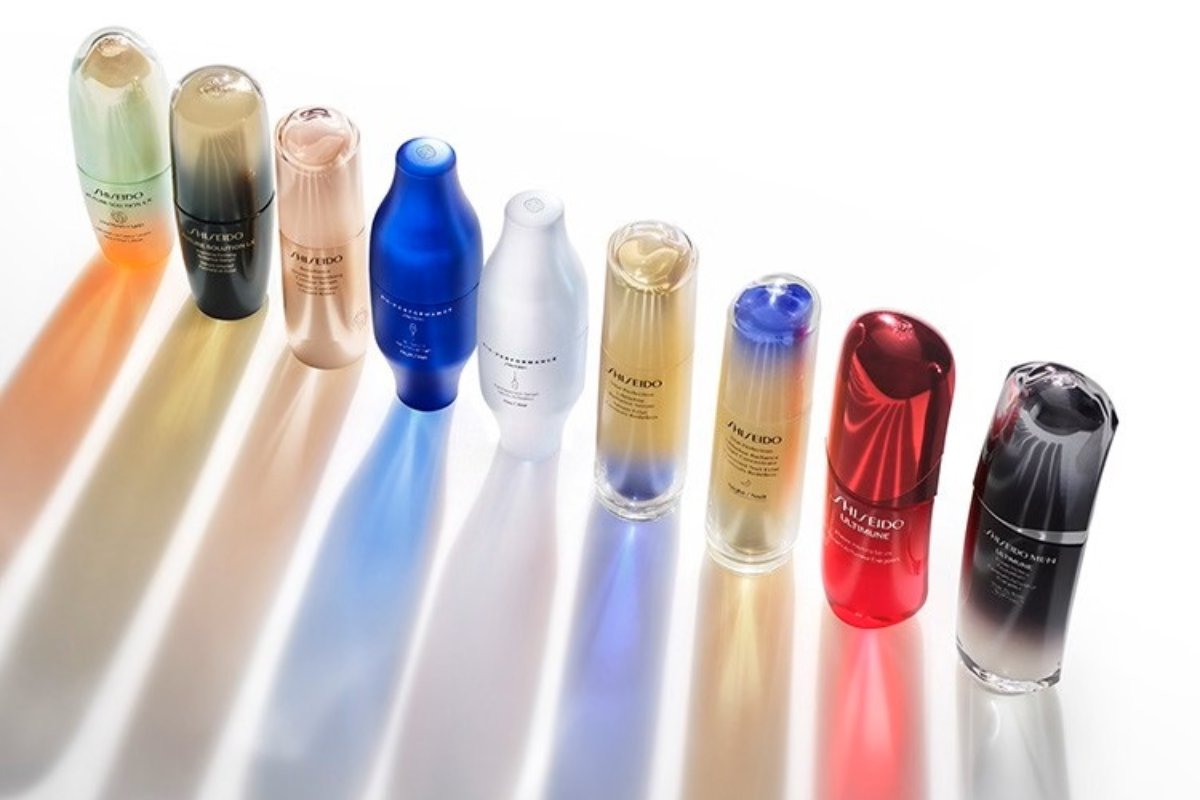 Linea di prodotti Shiseido. Cosmetici e trattamenti di bellezza per la cura della pelle. Crescita Shiseido, tagli e riforme.