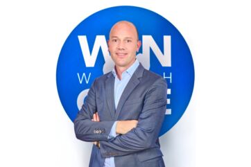 Stefan Klein, CFO Beiersdorf Sud Europa. Ritratto professionale in giacca blu.