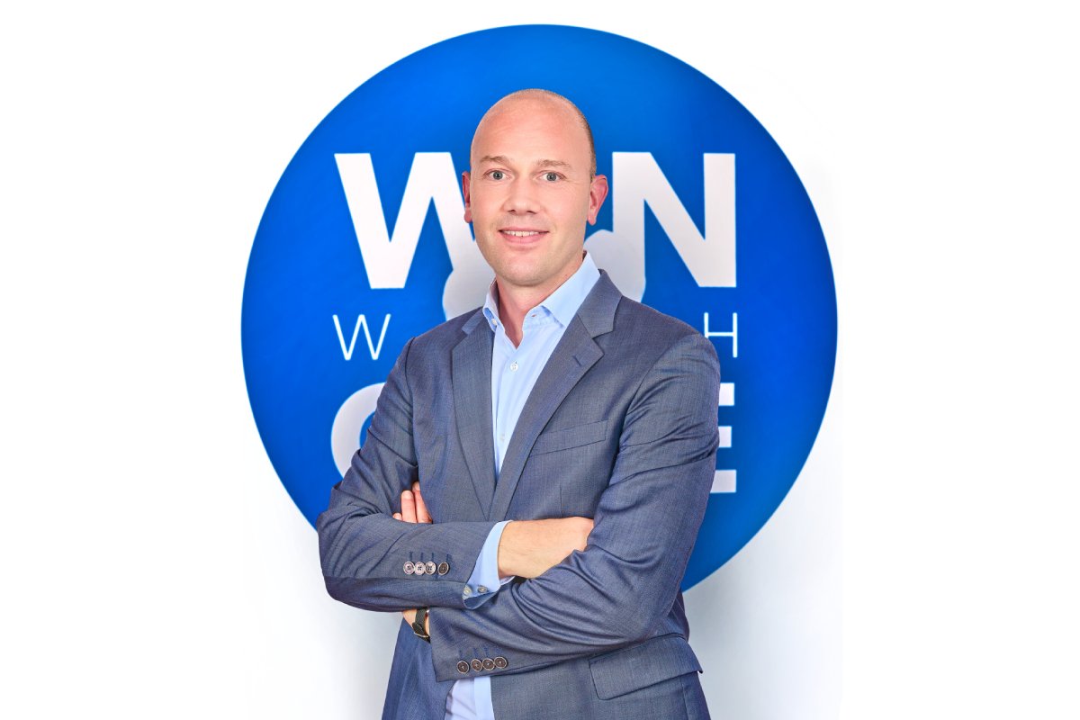 Stefan Klein, CFO Beiersdorf Sud Europa. Ritratto professionale in giacca blu.