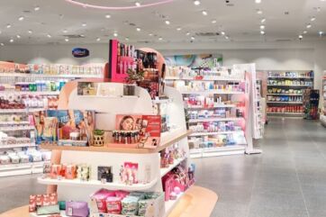 Astra Make-Up nel negozio dm Italia. Scaffali con cosmetici, make-up e prodotti di bellezza.