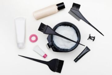 Coloranti per capelli: ciotola con tinta, pennelli, tubetti e accessori per la colorazione fai da te.