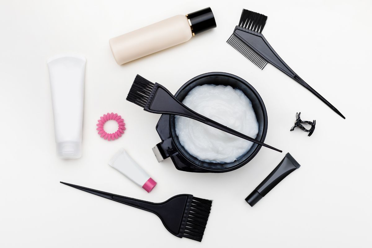 Coloranti per capelli: ciotola con tinta, pennelli, tubetti e accessori per la colorazione fai da te.