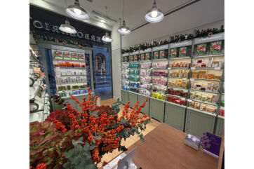 Interno del nuovo store L'Erbolario a Milano: scaffali con cosmetici naturali e profumazioni.