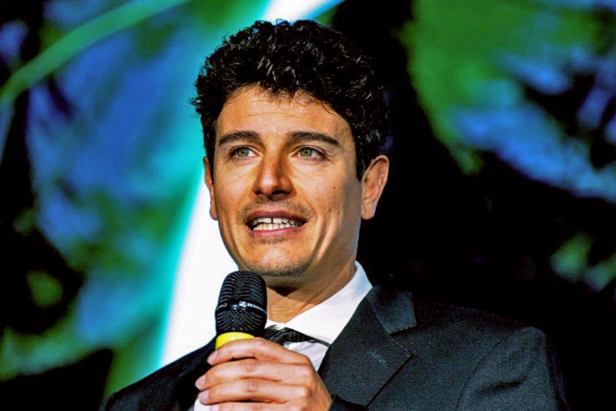 Simone Targetti Ferri di L'Oréal parla al microfono. Leader L'Oréal e road map aziendale.