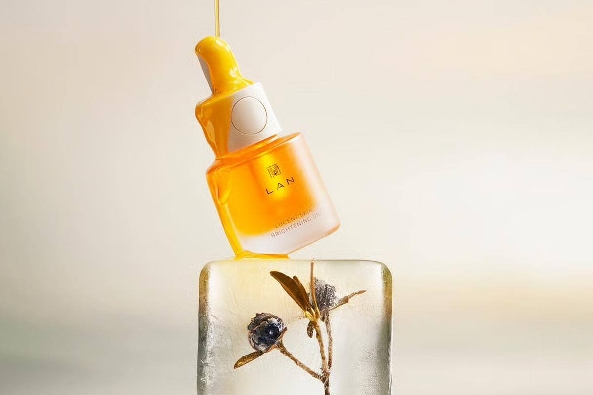 Olio viso illuminante Lan, brand C-Beauty di L'Oréal. Siero su ghiaccio, skincare routine.