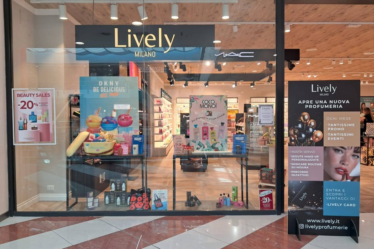 Vetrina Lively Milano: profumeria, cosmetici e make-up. Nuova apertura, offerte e promozioni beauty.