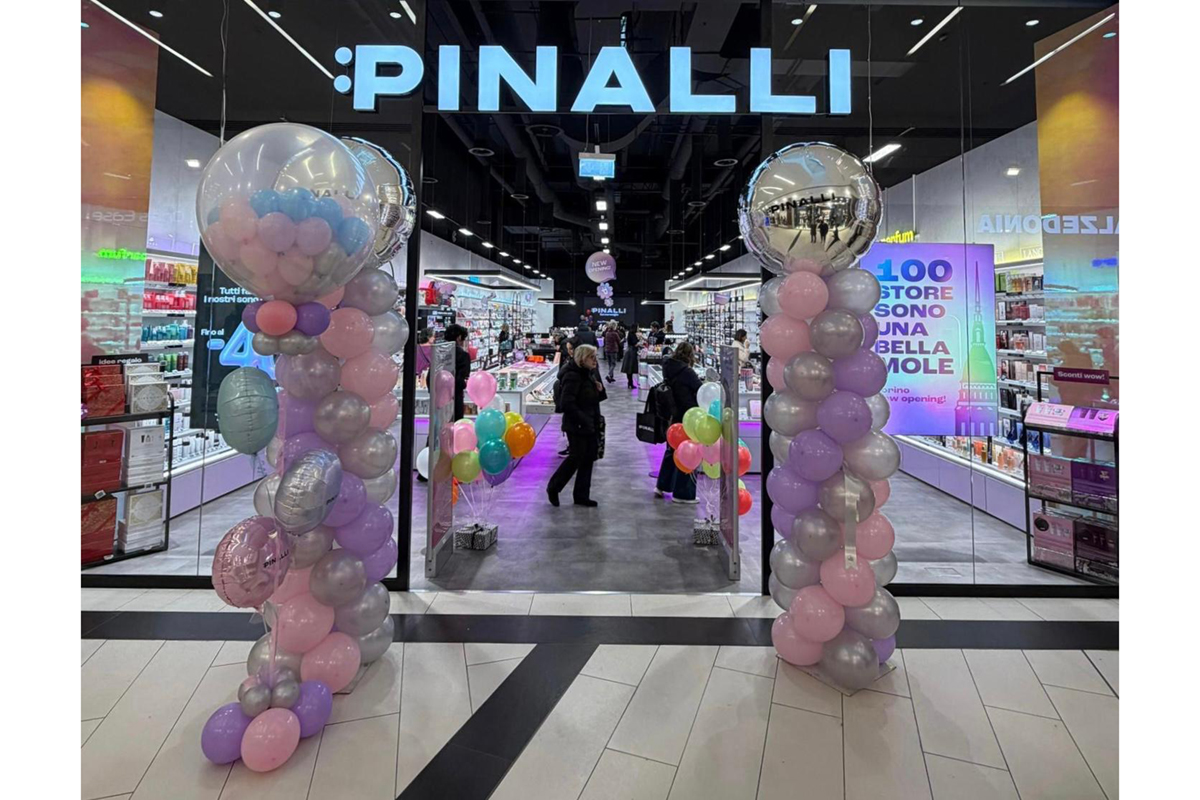 Inaugurazione Pinalli 100 store: ingresso decorato con palloncini colorati. Beauty store, profumeria, cosmetici.