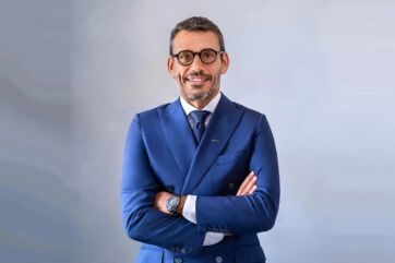 Alberto Noè, CEO Shiseido Americhe. Ritratto in giacca blu, cravatta e occhiali.