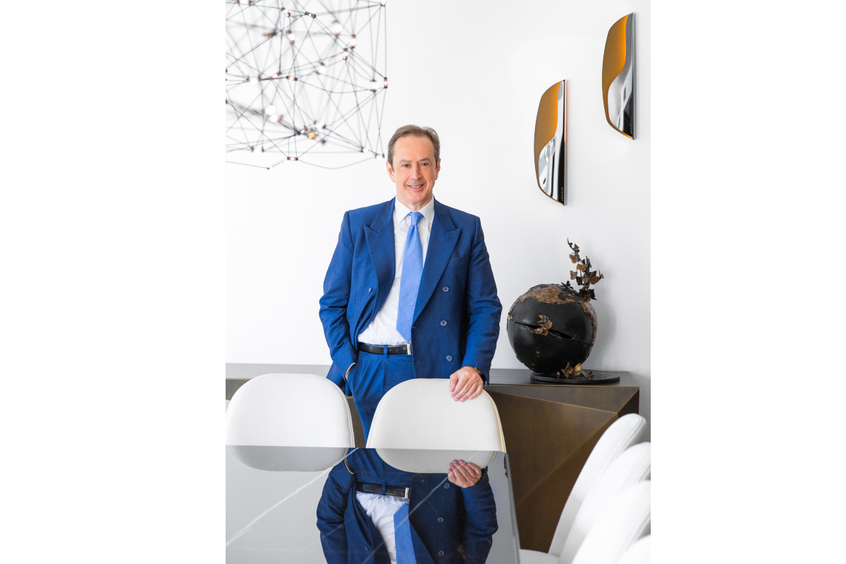 Angelo Mastrolia, NewPrinces Group. Rilancio Carrefour Italia. Uomo in abito blu.