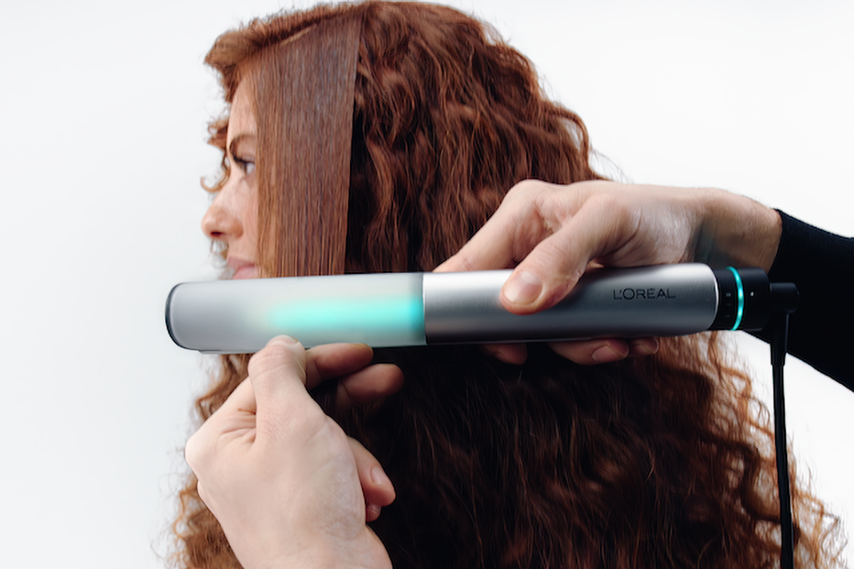 L'Oréal accelera innovazione: piastra a luce infrarossa per capelli lisci e sani. CES 2026.
