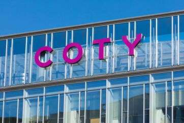 Logo Coty sull'edificio aziendale. Coty cede Wella a KKR, Strobel nuovo CEO.