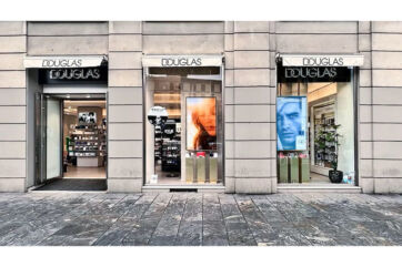 Vetrine Douglas: profumeria, cosmetici e make-up. Negozio Douglas con insegna e prodotti esposti.