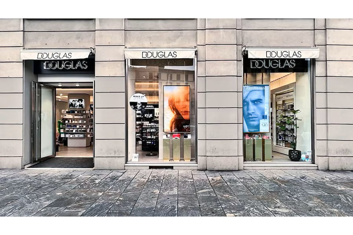 Vetrine Douglas: profumeria, cosmetici e make-up. Negozio Douglas con insegna e prodotti esposti.