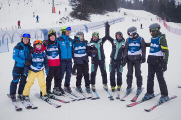 Gillette porta l'inclusione sulla neve: gruppo di sciatori sulla pista. Campagna La Neve Non Fa Distinzioni.