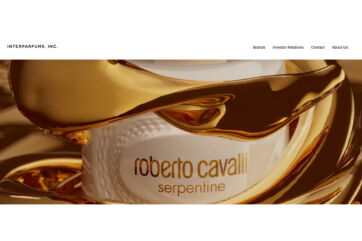 Profumo Roberto Cavalli Serpentine. Interparfums chiude il 2025 in crescita. Flacone bianco e oro.