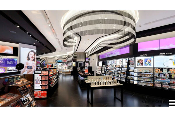 Interno negozio Sephora: cosmetici, profumi, LVMH.