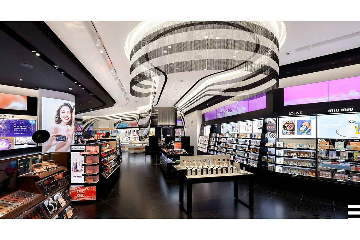 Interno negozio Sephora: cosmetici, profumi, LVMH.
