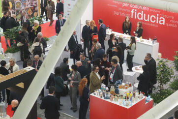 Fiera Marca 2026: stand affollato con prodotti non food e alimentari. Persone in visita, atmosfera vivace.