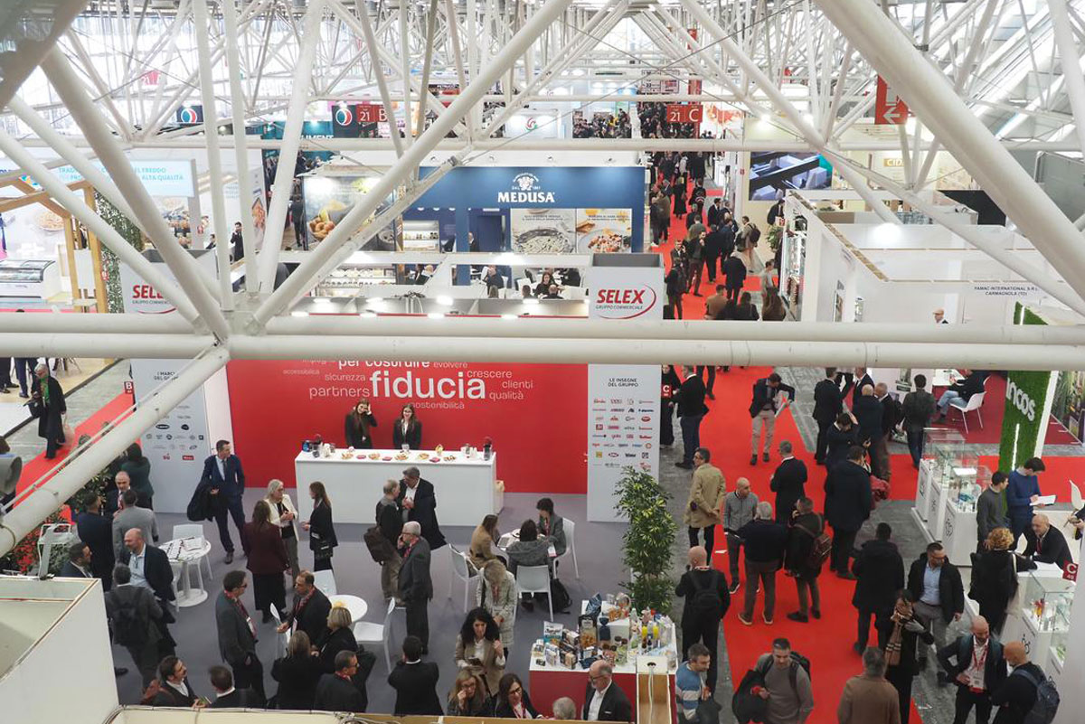 Fiera Marca 2026: vista dall'alto di stand e visitatori. Private label in primo piano.