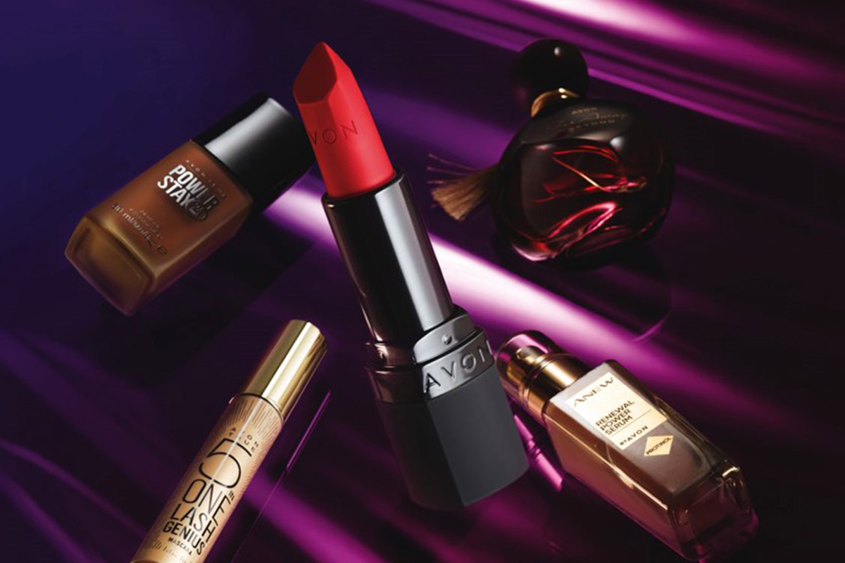 Cosmetici Avon: rossetto rosso, fondotinta, mascara, siero e profumo. Natura cede Avon International.