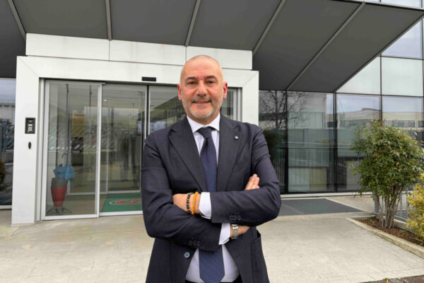 Busato Crai: ritratto di uomo in giacca e cravatta davanti all'edificio Crai. Bozza automatica.