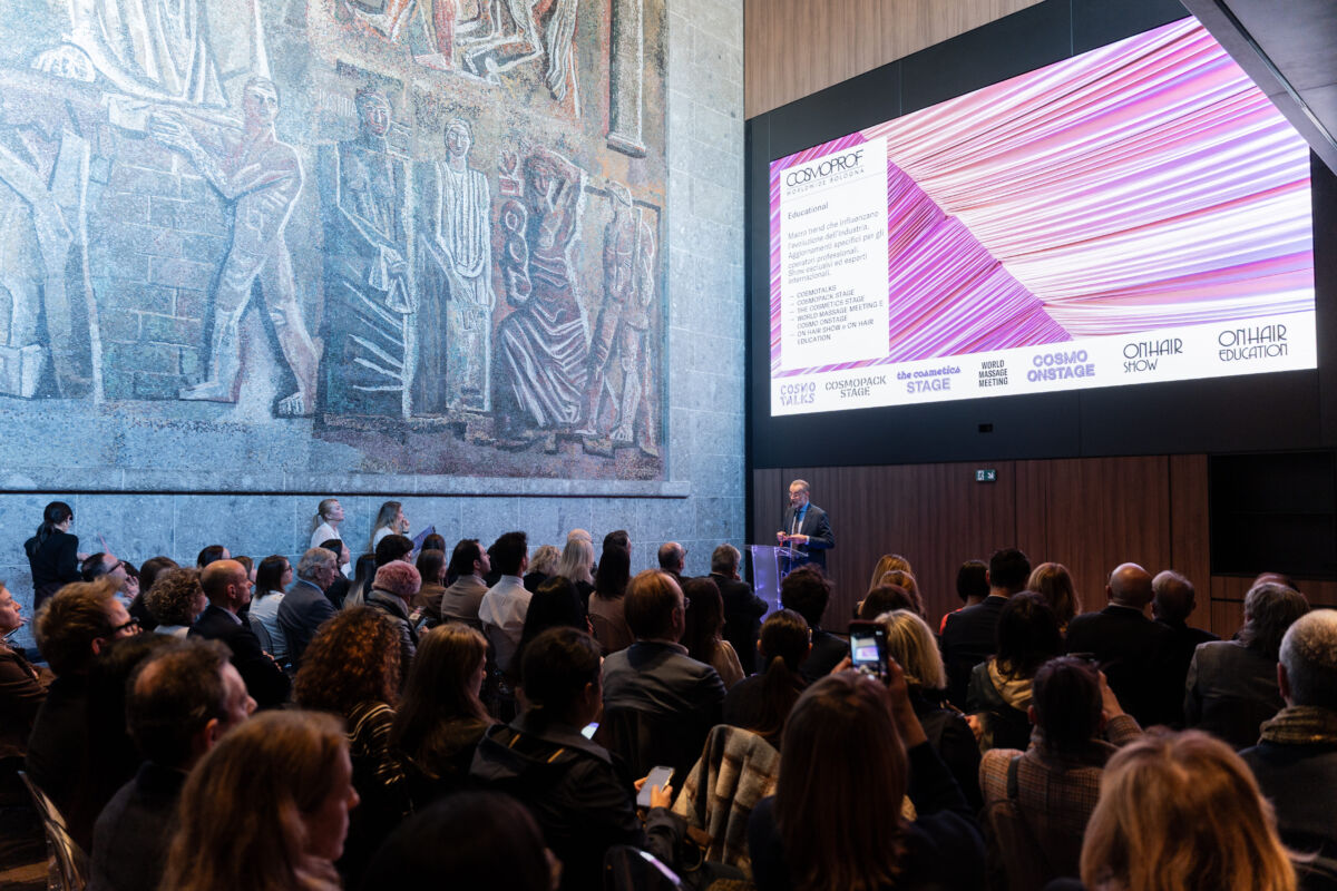 Evento Cosmoprof 2026: pubblico e relatore. Conferenza sul futuro del beauty e della cosmesi.