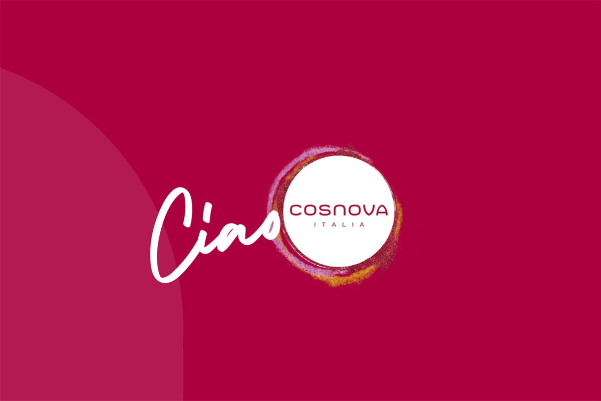 Logo Cosnova Italia su sfondo magenta. Ciao in corsivo bianco. Cosnova verso il miliardo nel 2025.