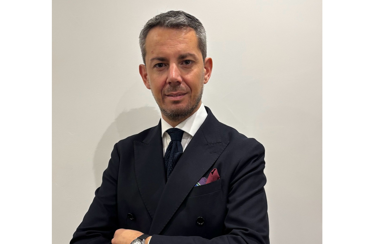 Dany Migliozzi, bozza automatica. Ritratto uomo in giacca e cravatta, stile elegante.