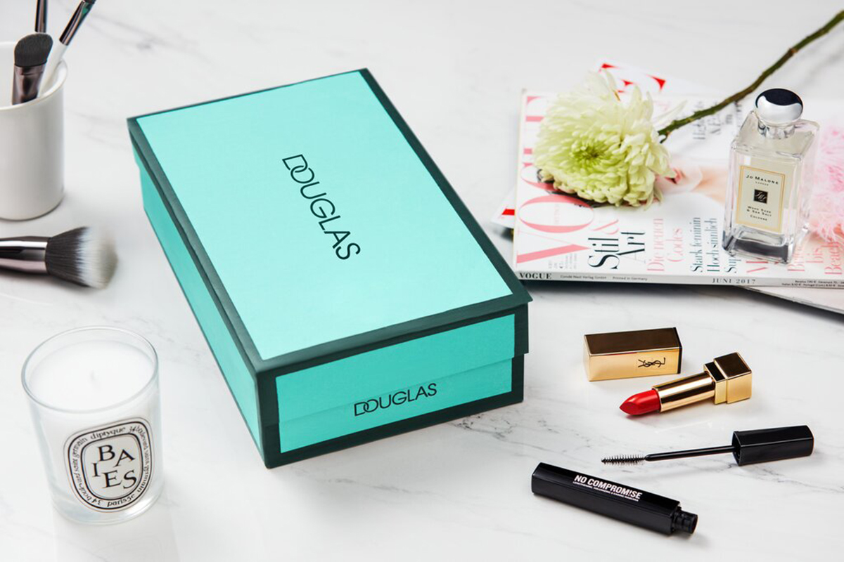 Cosmetici Douglas: scatola regalo, rossetto, mascara e profumo. E-commerce di bellezza.